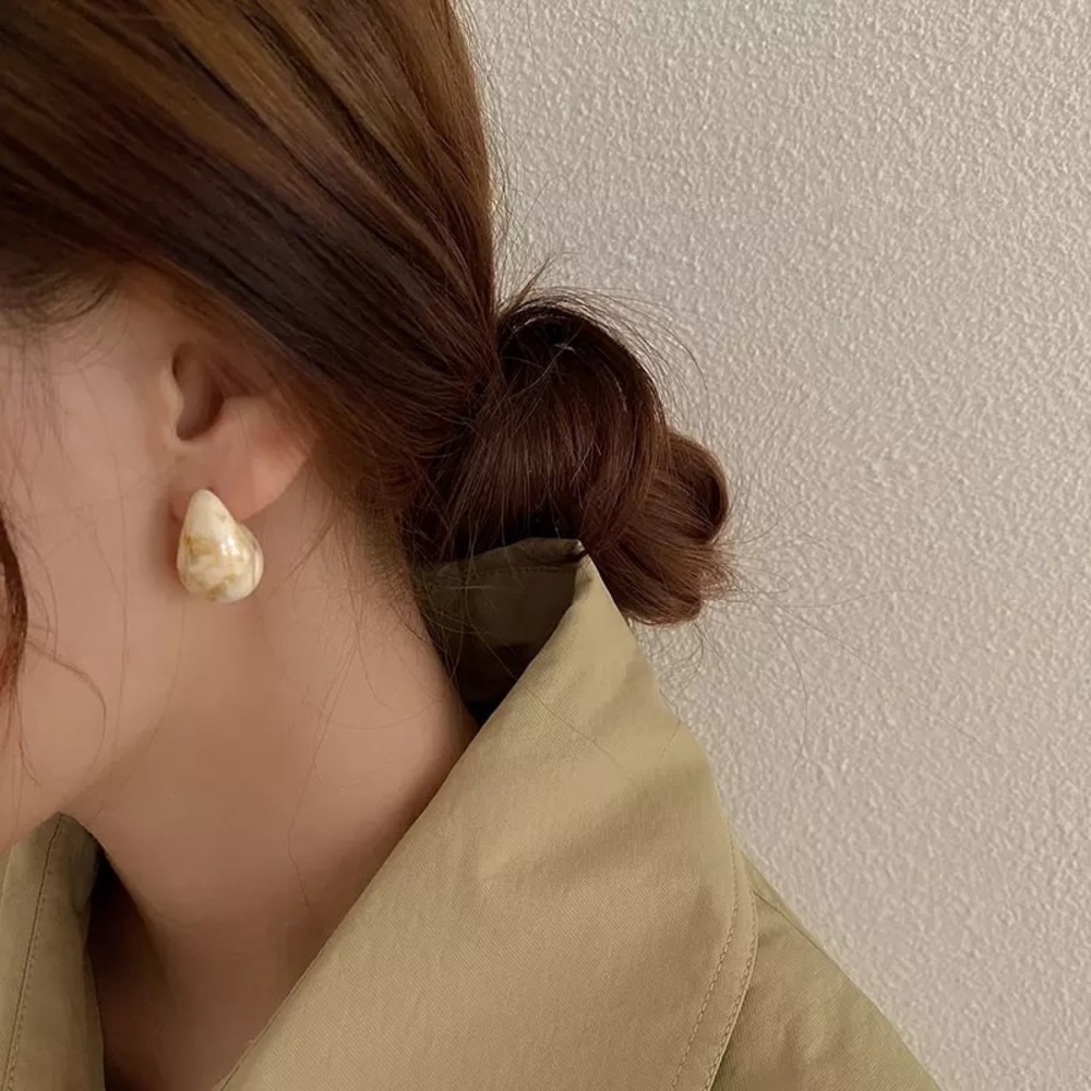 Drop shaped Resin earrings in white marble pattern